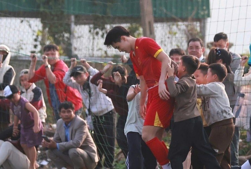 Đình Bắc tỏa sáng với 4 bàn, ủng hộ 60 triệu cho bà con khó khăn