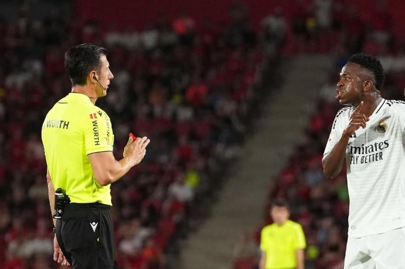 Vinicius Junior hành động 'khó hiểu' với trọng tài