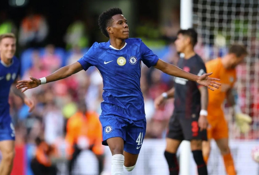 Thần đồng Estevao đi vào lịch sử ở tuổi 18