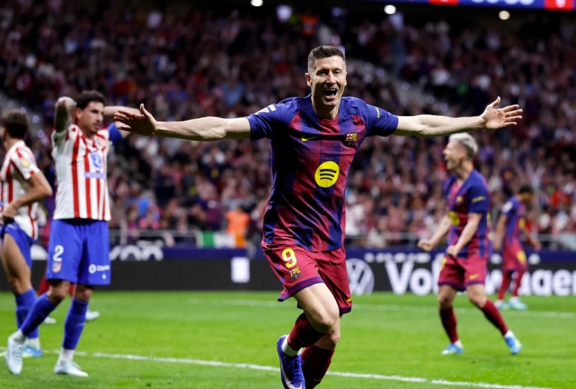 Lewandowski ghi bàn bằng ngực, Barca đánh gục Atletico để chạm tay vào ngôi vương