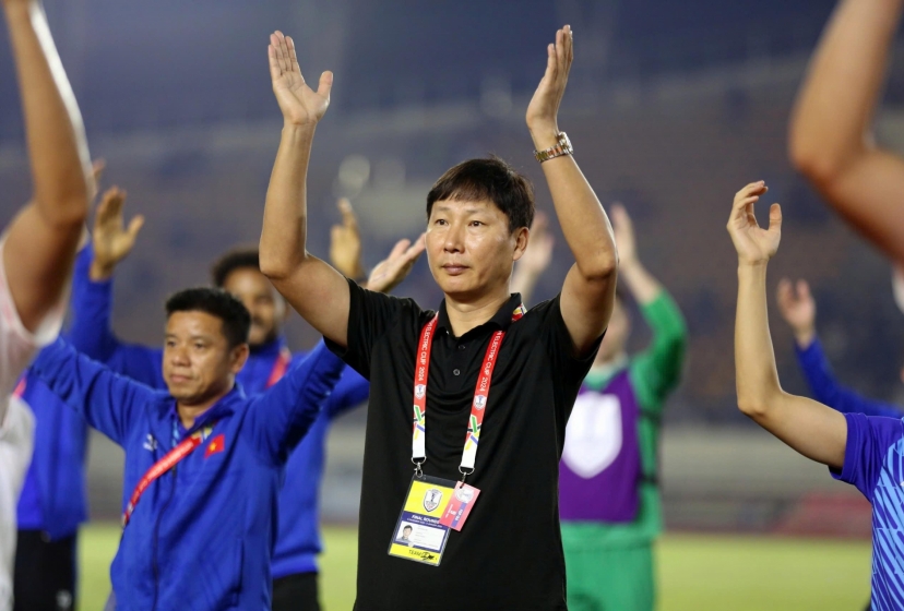 CHÍNH THỨC: HLV Kim Sang Sik ngỡ ngàng nhận quyết định mới nhất từ VFF