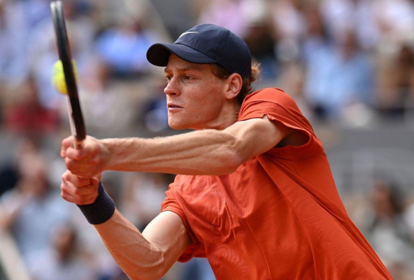 Jannik Sinner lần đầu lọt bán kết Roland Garros trong ngày lên ngôi số 1 thế giới