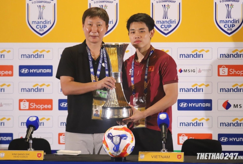 HLV Kim Sang Sik: 'Việc xếp chai nước không có ý cản U23 Indonesia ném biên'