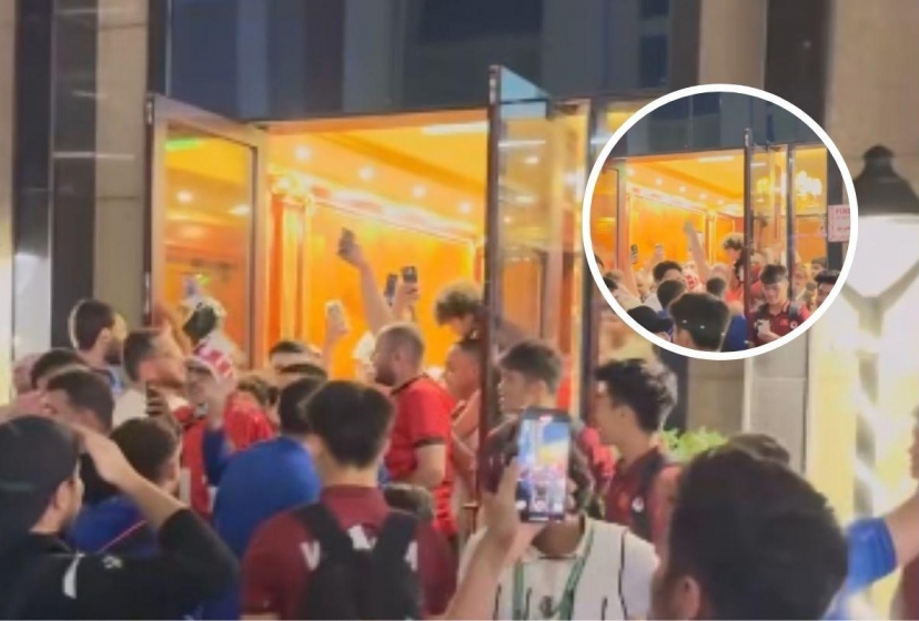 Cầu thủ Jordan đến chúc mừng và cảm ơn U23 Việt Nam