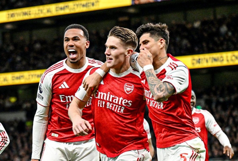 Arsenal dễ dàng hạ Tottenham, tiếp tục cuộc đua vô địch