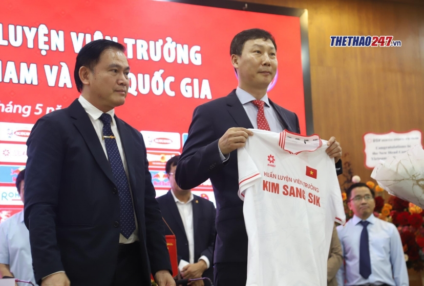 HLV Kim Sang-sik xem bóng đá Việt Nam từ 20 năm trước