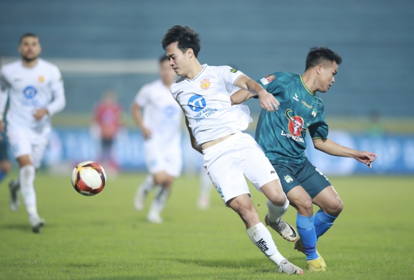 Trực tiếp HAGL 0-0 Nam Định: Xuân Son đá chính