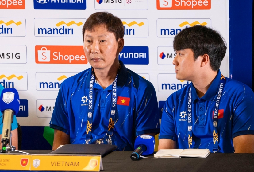 HLV Kim Sang Sik chỉ thẳng 2 đội đua vô địch với U23 Việt Nam