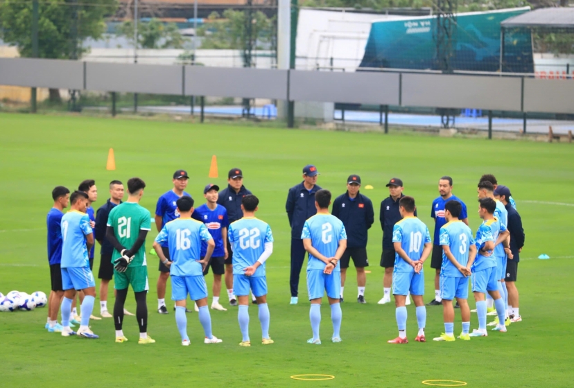 ĐT Việt Nam tập buổi đầu tiên chỉ có vỏn vẹn 10 cầu thủ