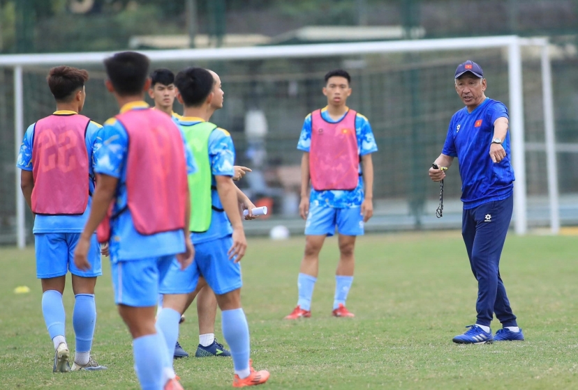 Gọi gấp sao Việt kiều, HLV Nhật Bản loại 12 cầu thủ khỏi tuyển Việt Nam