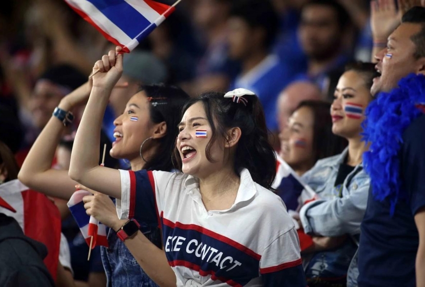 CĐV Thái Lan đồng loạt réo tên ĐT Việt Nam vì hòa thất vọng đội Tây Á