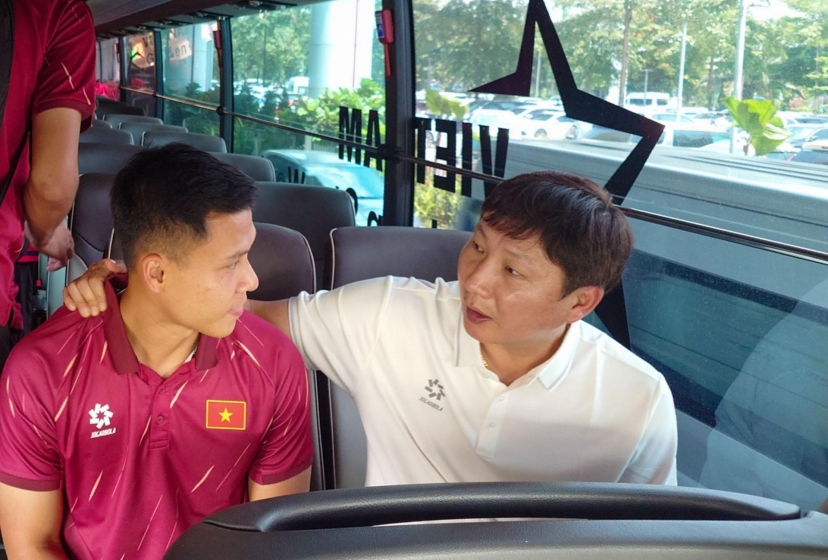 NÓNG: HLV Kim Sang Sik gạch tên trung vệ ĐT Việt Nam ngay khi về nước