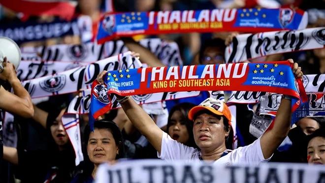 CĐV Thái Lan đồng loạt réo tên ĐT Việt Nam sau khi thắng Lào 5-0
