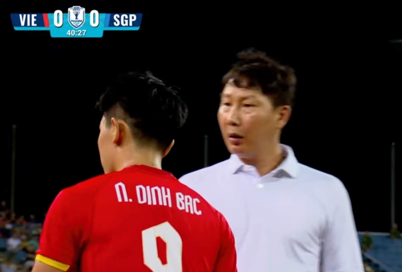 HLV Kim Sang Sik nói thẳng lý do thay Đình Bắc ra cực gắt