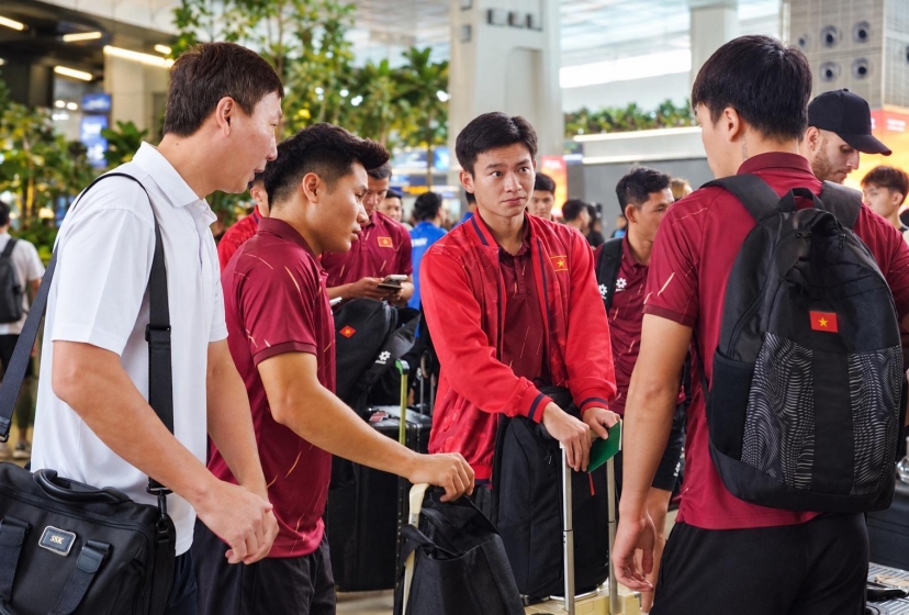 HLV Kim Sang Sik phải chia tay hơn nửa ĐT Việt Nam ngay tại sân bay