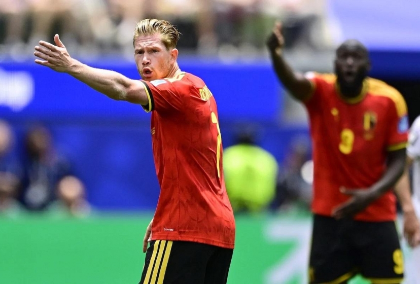 Vì sao De Bruyne ngăn đội y tế vào sân chăm sóc đồng đội Trossard?