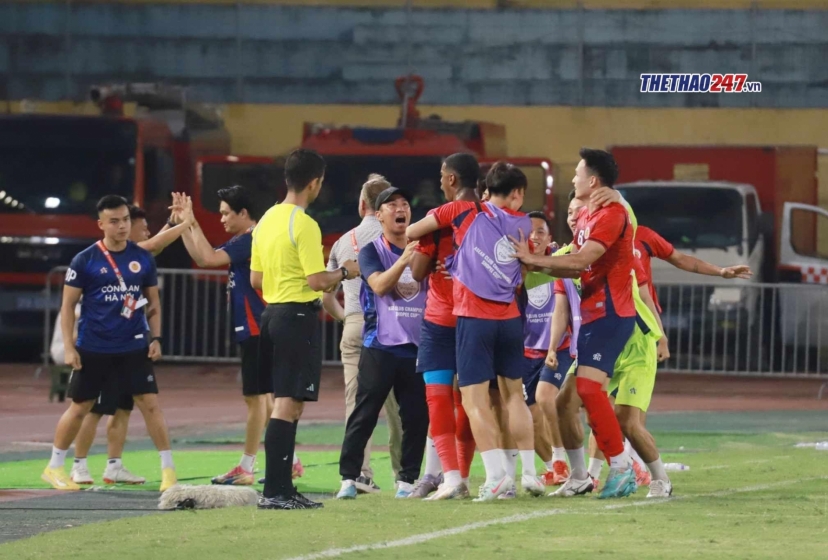 Trực tiếp CAHN 2-1 Buriram United: Theerathon phạm lỗi với Quang Hải