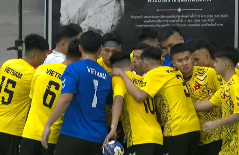 Bóng ném Việt Nam thắng nghẹt thở 27-25, sáng cửa bảo vệ HCV SEA Games