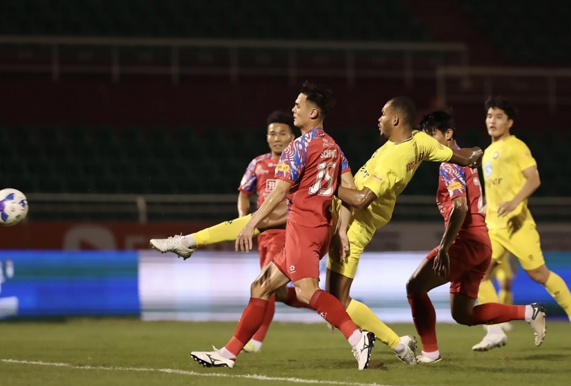 Trực tiếp Công an TPHCM 1-1 Thanh Hoá: Rượt đuổi kịch tính