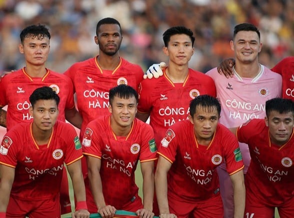 Cầu thủ ĐT Việt Nam 'mất tích' 1 năm tái xuất CAHN