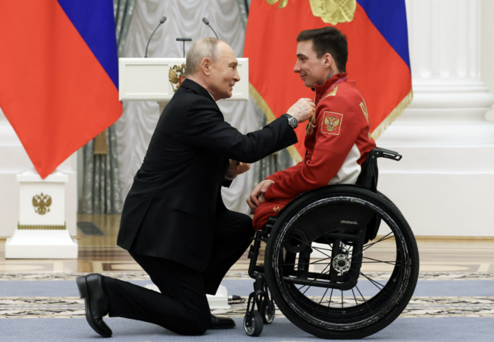 Tổng thống Nga Vladimir Putin có hành động đầy trân quý khi khen thưởng VĐV Paralympic