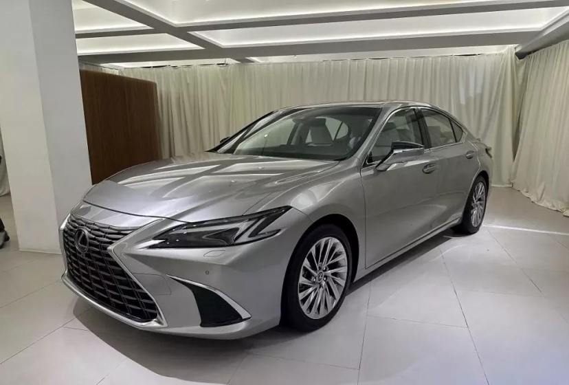 Sedan hạng sang Lexus ES 2025 ra mắt, giá quy đổi từ hơn 1 tỷ đồng