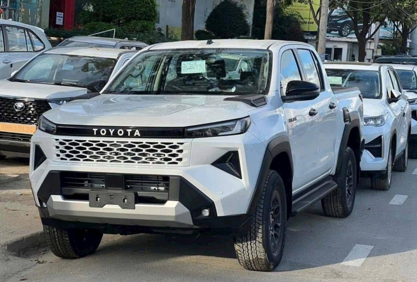 Toyota Hilux 2026 cập bến đại lý Việt trước thềm ra mắt: Dùng máy dầu 2.8L, nâng cấp trang bị đấu Ford Ranger
