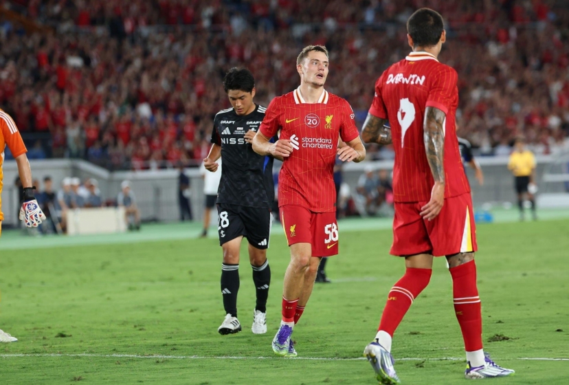 Tân binh tỏa sáng, Liverpool ngược dòng đánh bại đội Nhật Bản