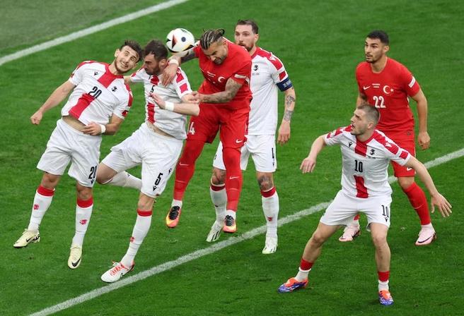 Trực tiếp Thổ Nhĩ Kỳ 0-0 Georgia: Đôi công hấp dẫn
