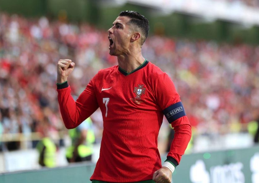 HLV Bồ Đào Nha: 'Ronaldo thật phi thường'