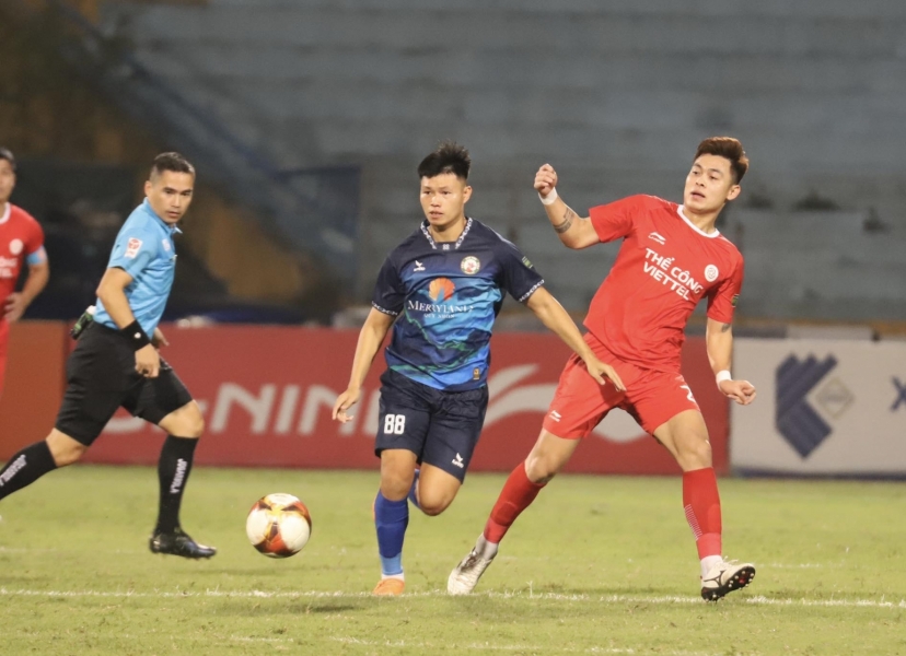 Trực tiếp Viettel 0-1 Bình Định: Sai lầm thủ môn