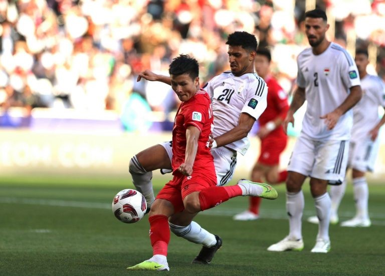 Trực tiếp Việt Nam 0-1 Iraq: Quang Hải lỡ bàn thắng!