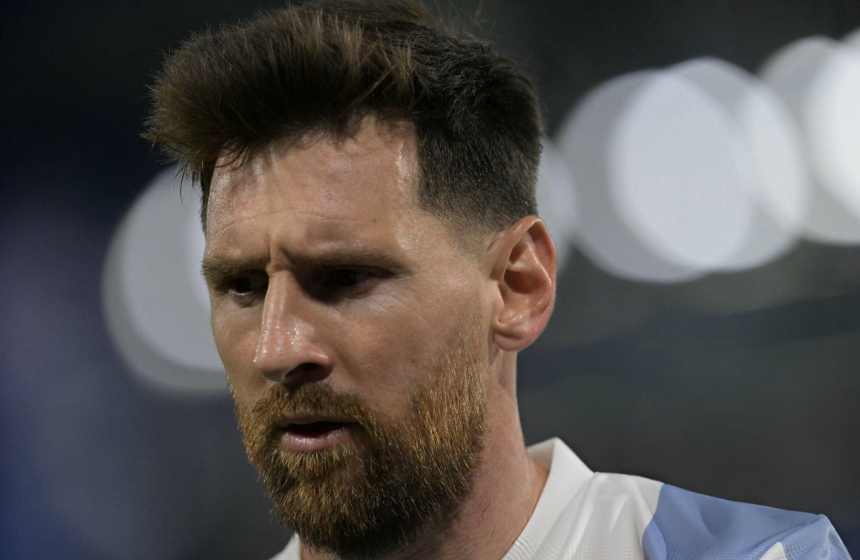 Messi nối cáu với hậu vệ Peru: 'Cậu làm gì vậy, đồ ngốc?'