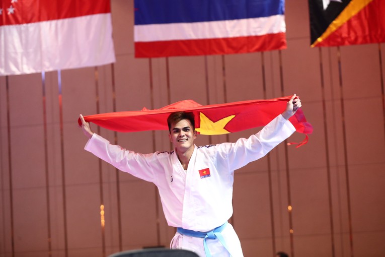Thắng đậm 9-3, võ sĩ Karate giành thêm huy chương cho Việt Nam