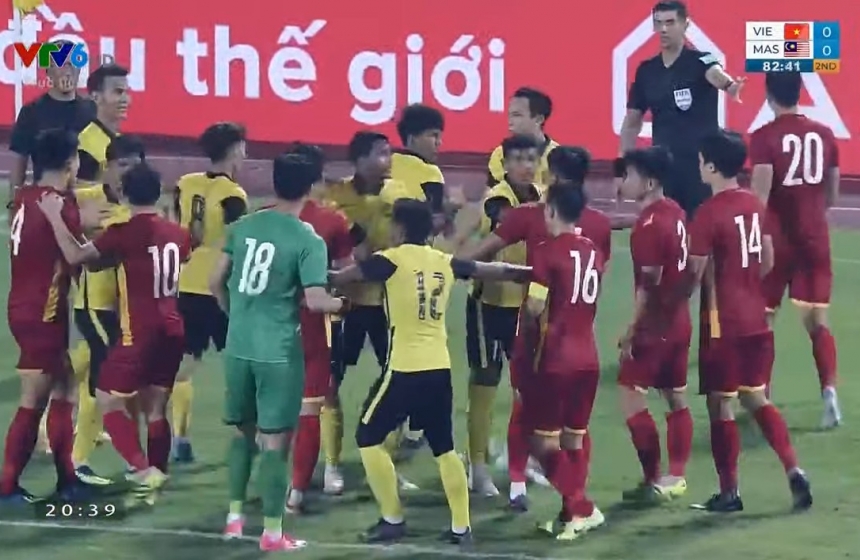 VIDEO: U23 Việt Nam xô xát với cầu thủ U23 Malaysia