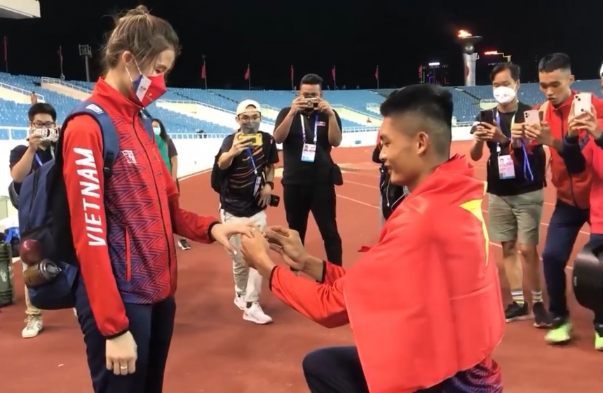 Video: HCV SEA Games 31 Nguyễn Tiến Trọng cầu hôn bạn gái ngay tại SVĐ