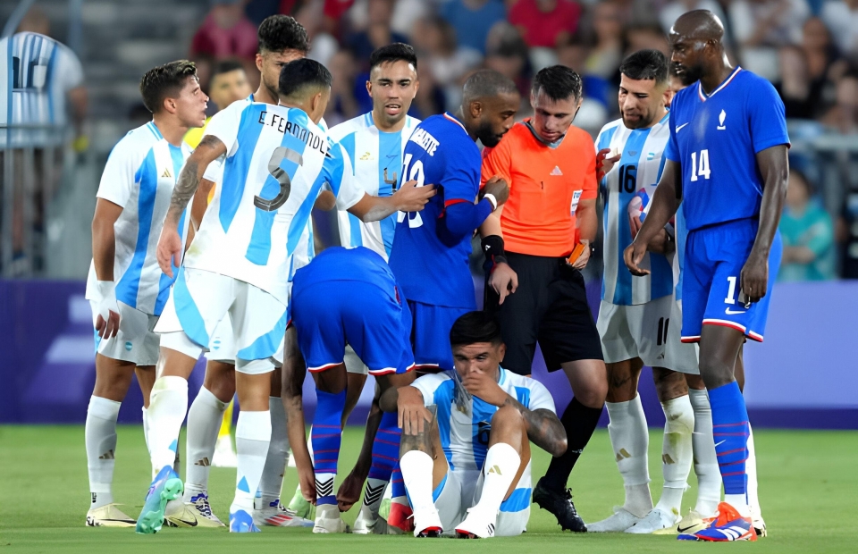 Trả đũa vụ Enzo Fernadez, CĐV Pháp có hành động xấu với U23 Argentina