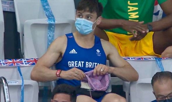 Nam VĐV vô địch Olympic gây sốt khi đan len trên khán đài