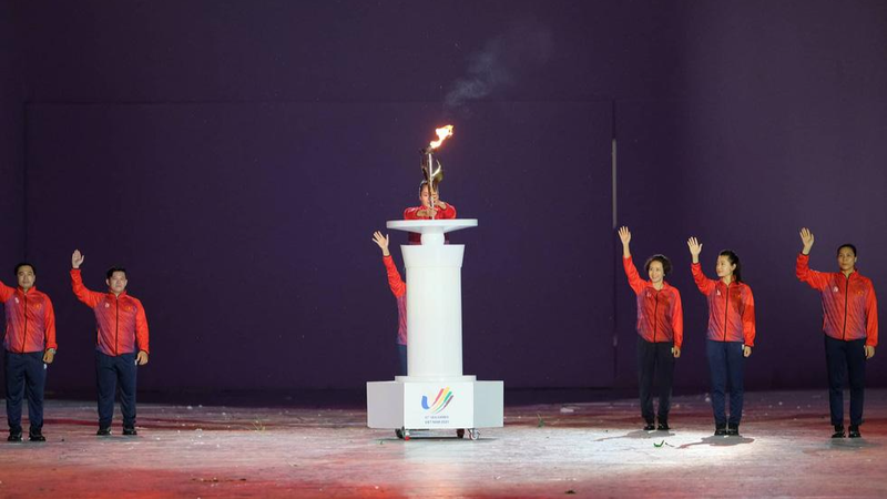 VIDEO: Toàn cảnh màn thắp đuốc trong lễ khai mạc SEA Games 31: Đơn giản mà tinh tế