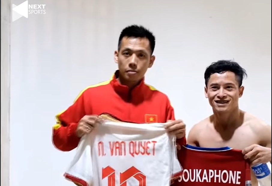 VIDEO: Cận cảnh khoảnh khắc 'Messi Lào' thích thú đổi áo với Văn Quyết