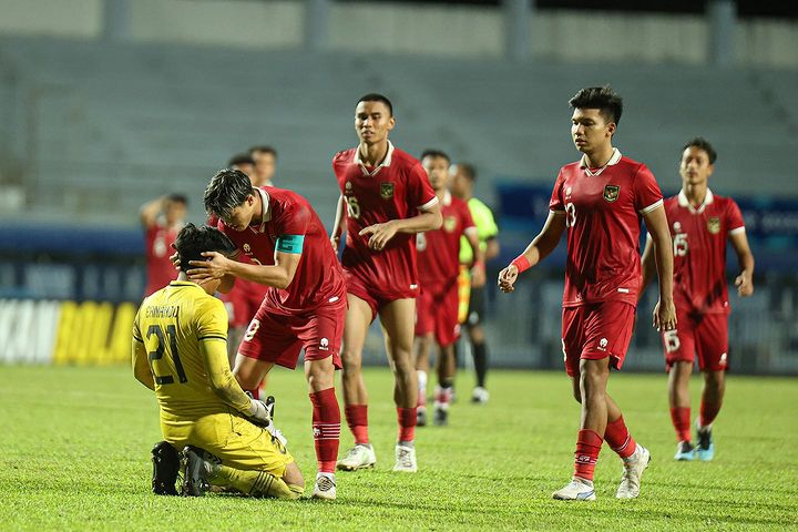 Thủ môn Indonesia viết tâm thư xin lỗi NHM sau trận thua Việt Nam