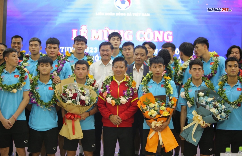 VIDEO: U23 Việt Nam rạng rỡ trong lễ mừng công chức vô địch