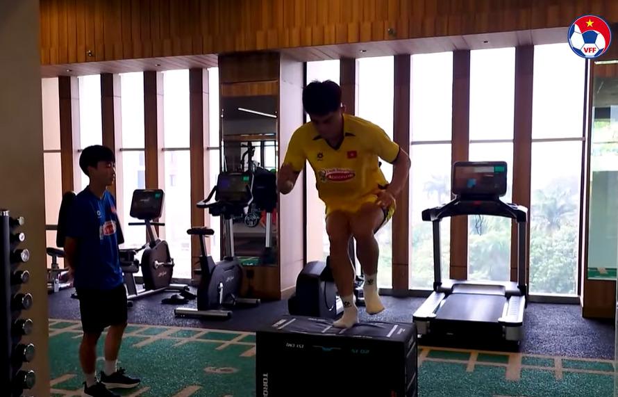 'Đột nhập' phòng gym U23 Việt Nam, Viktor Lê cùng đồng đội rèn thể lực hết công suất