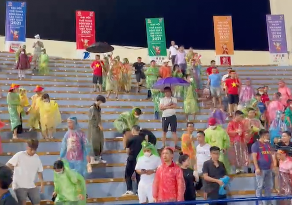 VIDEO: CĐV nán lại dọn rác trên sân Việt Trì sau trận thắng của U23 Việt Nam