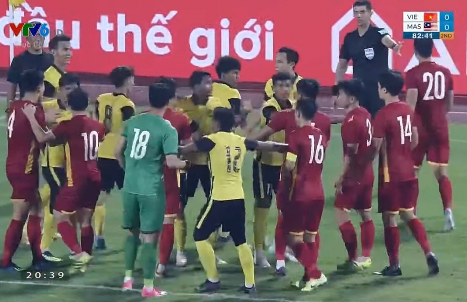 VIDEO: U23 Việt Nam xô xát với cầu thủ U23 Malaysia