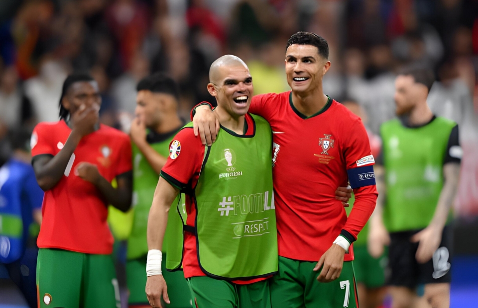 Ronaldo trượt 11m, Bồ Đào Nha vẫn đi tiếp nhờ 3 lần cản PEN của Diogo Costa