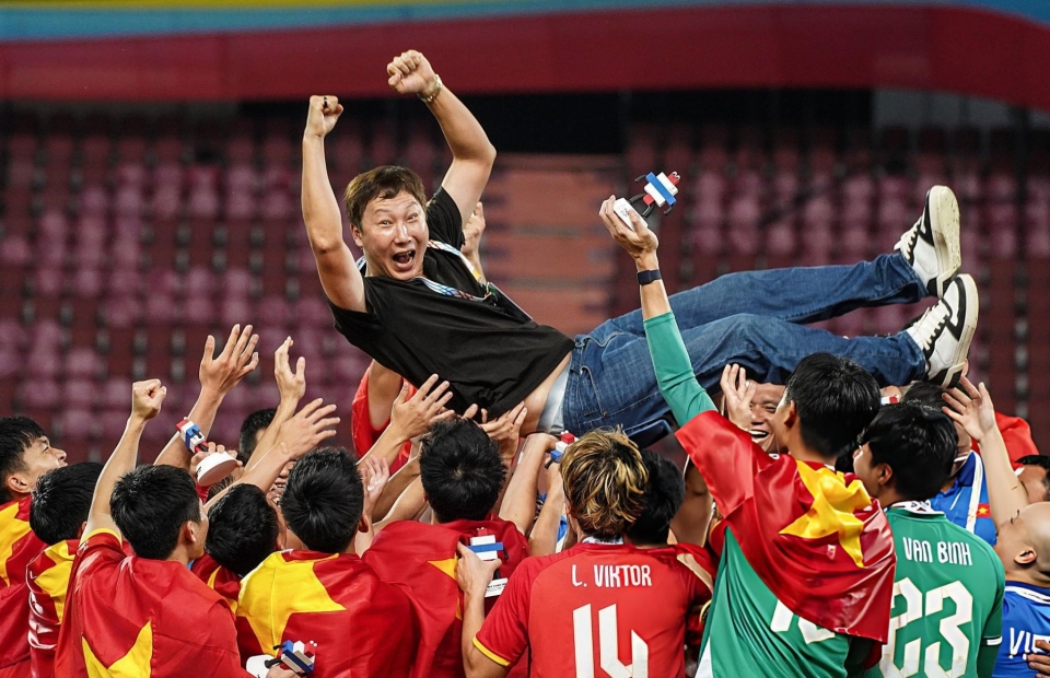 HLV Kim Sang Sik cùng Việt Nam làm điều chưa từng có trước Thái Lan