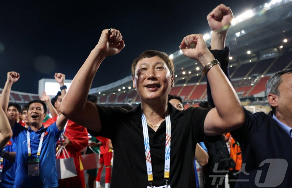Báo Hàn Quốc dùng 2 từ ca ngợi HLV Kim Sang Sik sau khi giành HCV SEA Games