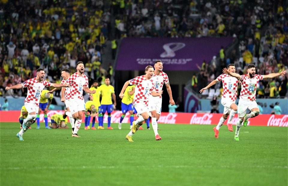 Hạ Brazil bên trên chấm 11m, Croatia nhập phân phối kết World Cup 2022
