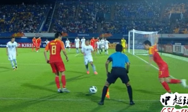 VIDEO: Cầu thủ Trung Quốc đá phạt góc như diễn hài